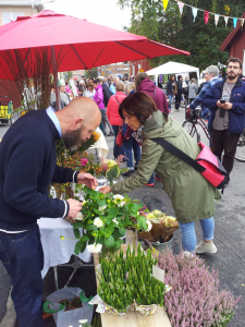 Daniel säljer blommor på Pilgatans kulturmarknad. Linné och Grankvist